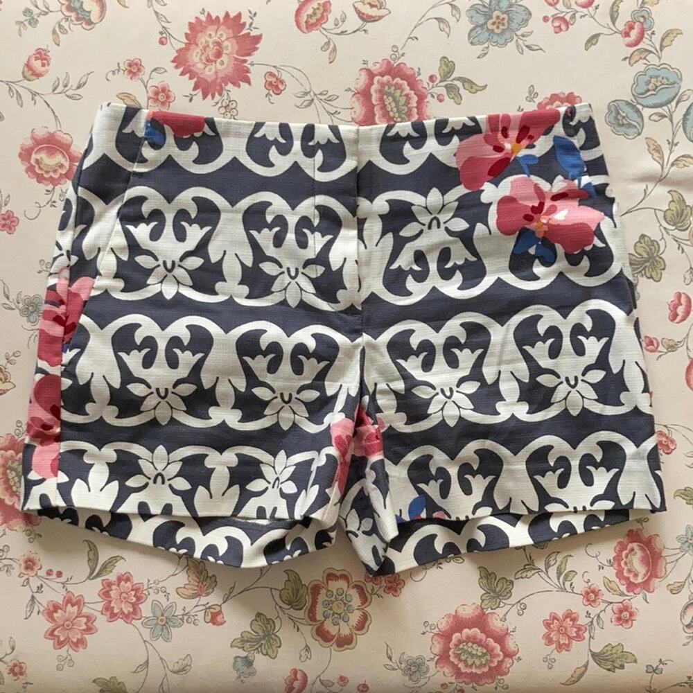 LOFT Grey/Pink/White Floral Shorts, Size 00